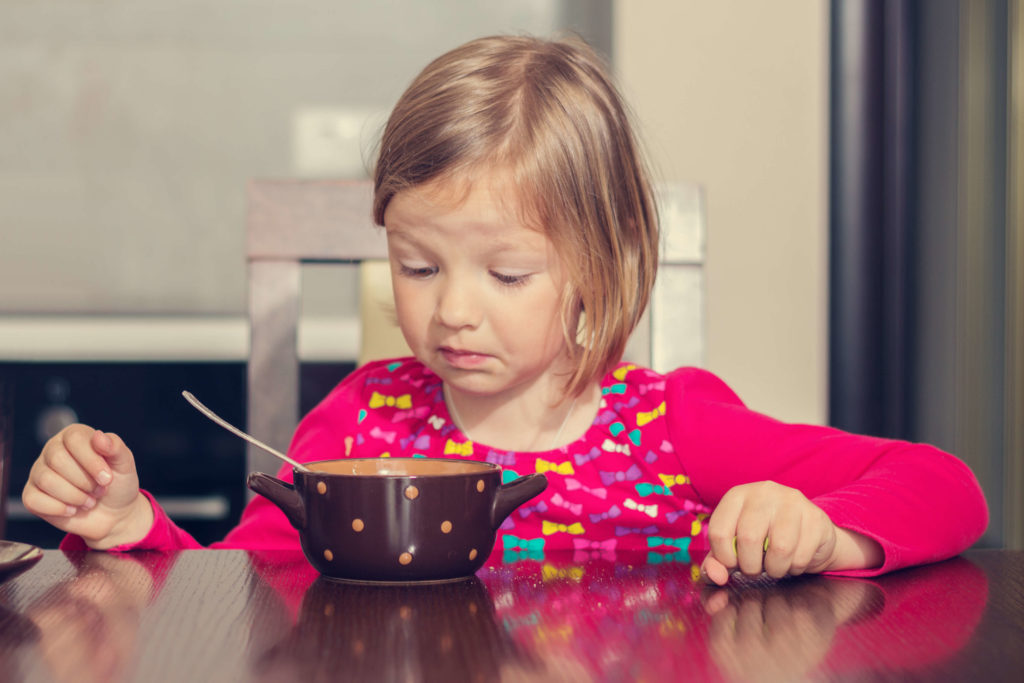 Criança a melhorar os comportamentos alimentares