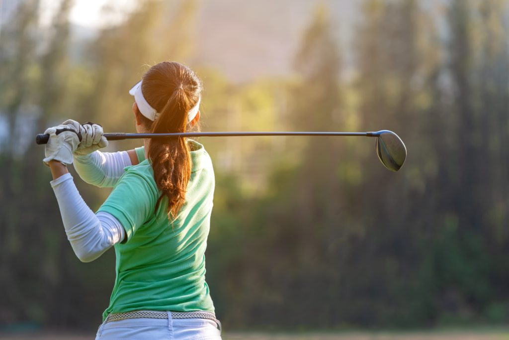 pessoa a jogar sem lesões no golf