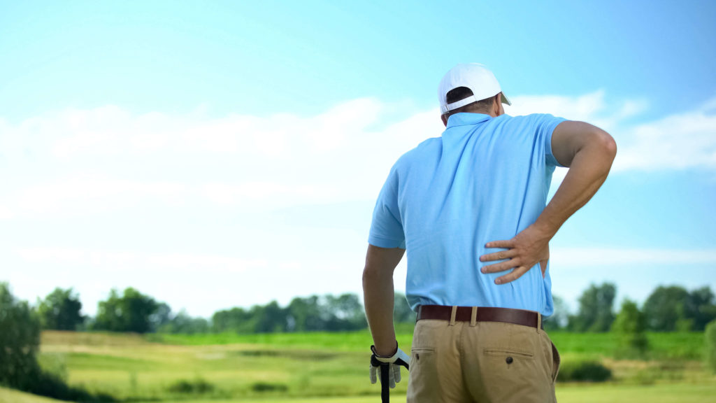 Homem com dores nas costas: uma das lesões no golf mais comum